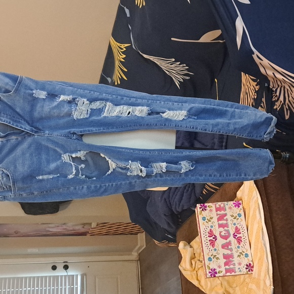 3PC BUNDLE WITH JEANS AND 2 BLOUSES - Picture 4 of 11